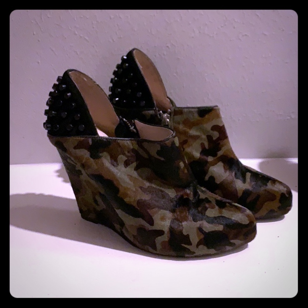 Cute camo calf skin bootie/wedges